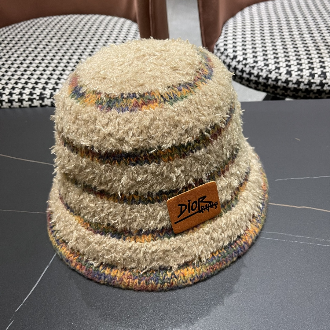  迪奥 冬季羊绒渔夫帽女秋冬户外出游帽子
新款保暖护耳针织帽显脸小