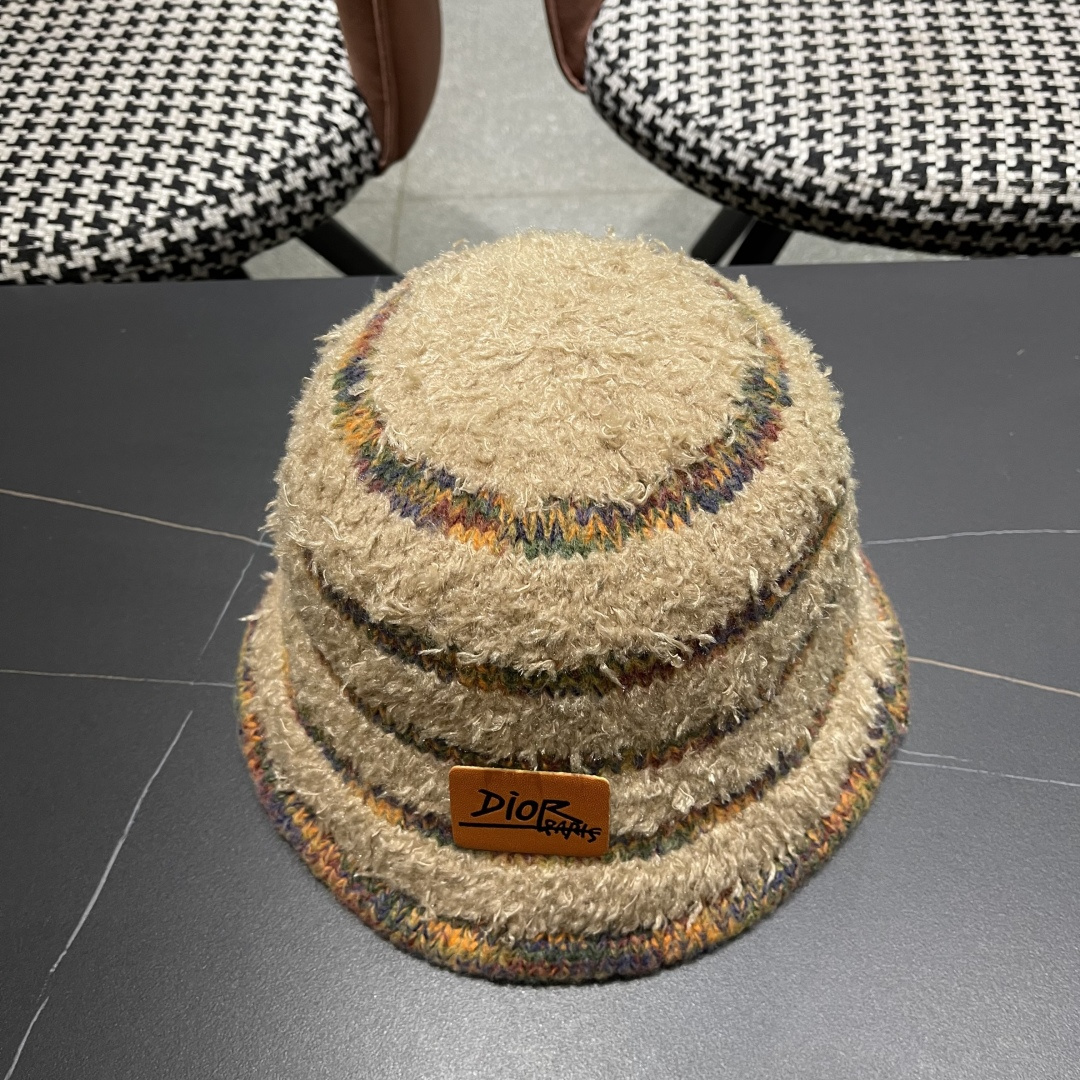  迪奥 冬季羊绒渔夫帽女秋冬户外出游帽子
新款保暖护耳针织帽显脸小