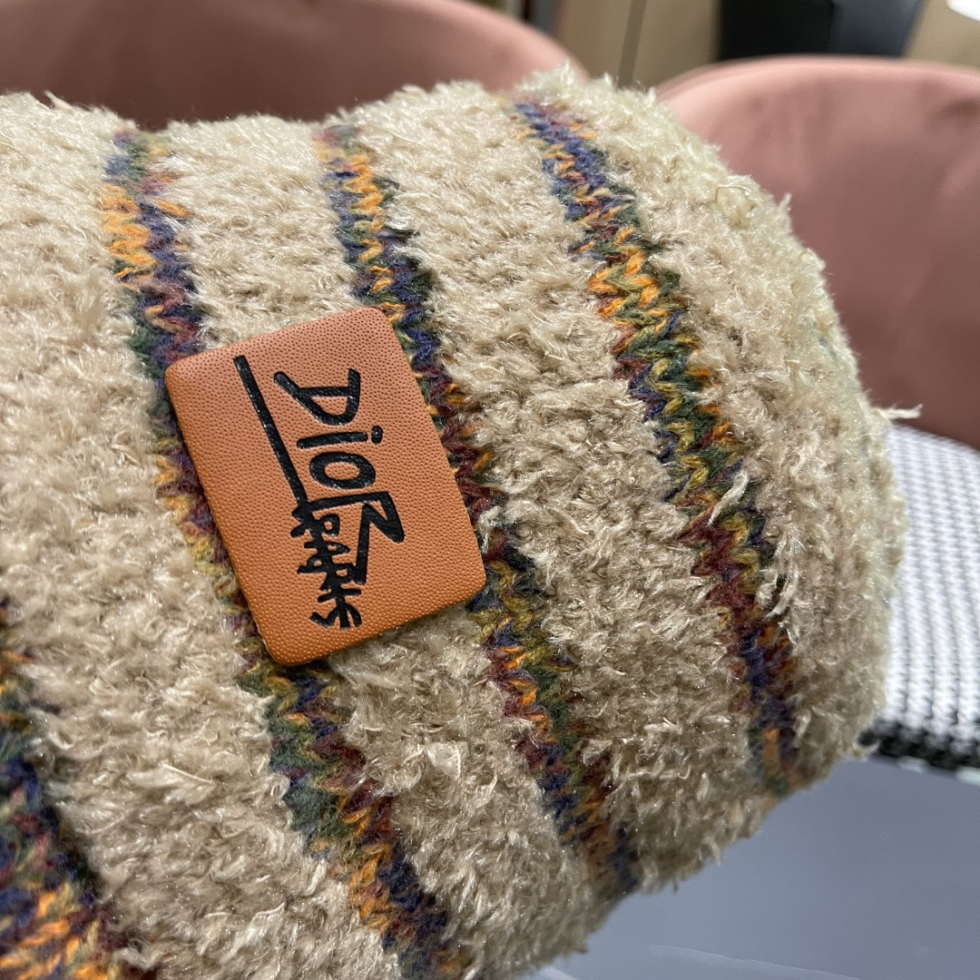  迪奥 冬季羊绒渔夫帽女秋冬户外出游帽子
新款保暖护耳针织帽显脸小