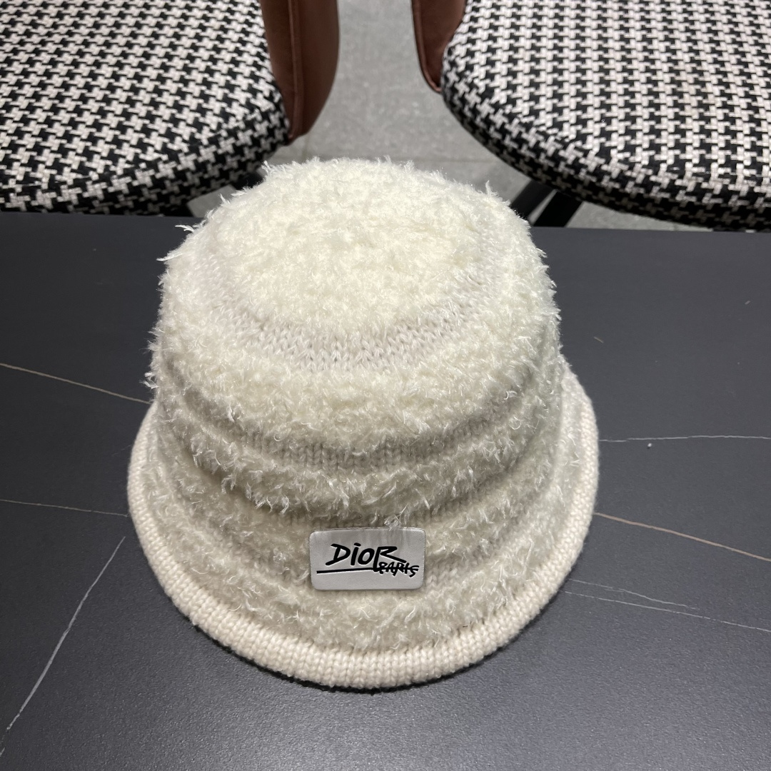  迪奥 冬季羊绒渔夫帽女秋冬户外出游帽子
新款保暖护耳针织帽显脸小
