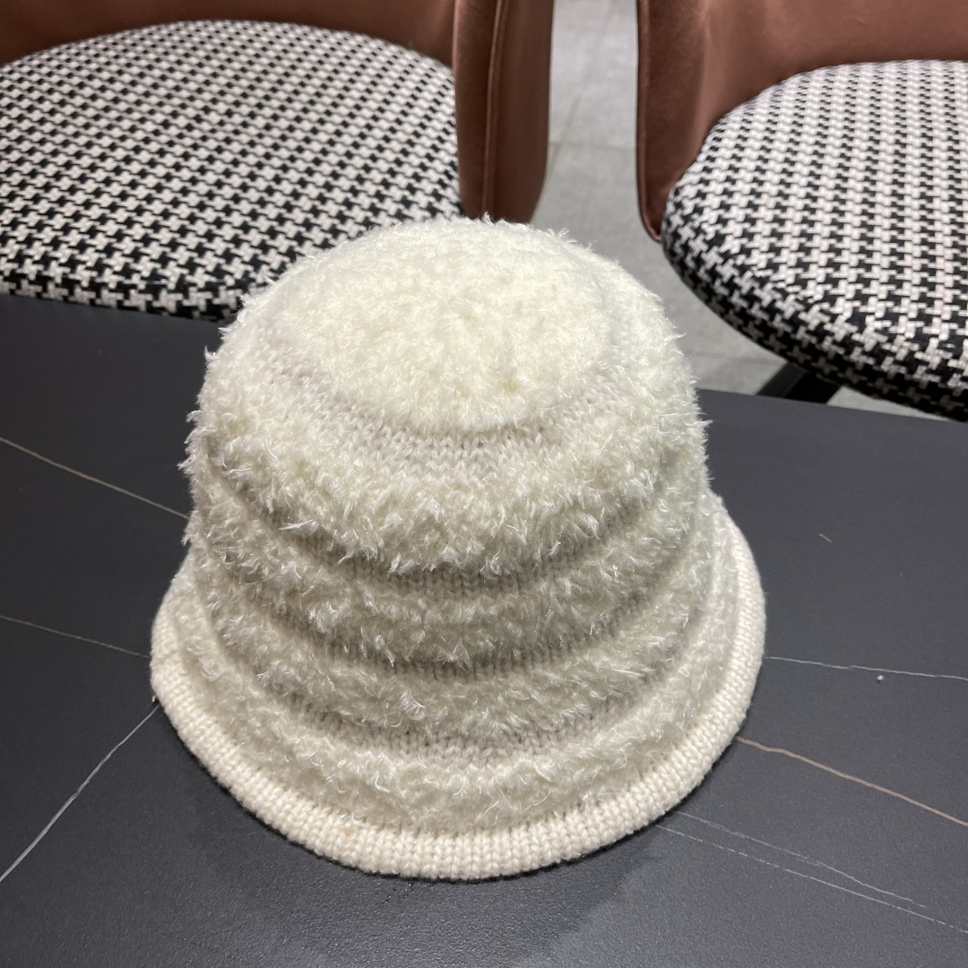  迪奥 冬季羊绒渔夫帽女秋冬户外出游帽子
新款保暖护耳针织帽显脸小