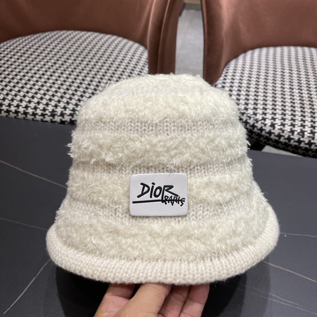  迪奥 冬季羊绒渔夫帽女秋冬户外出游帽子
新款保暖护耳针织帽显脸小