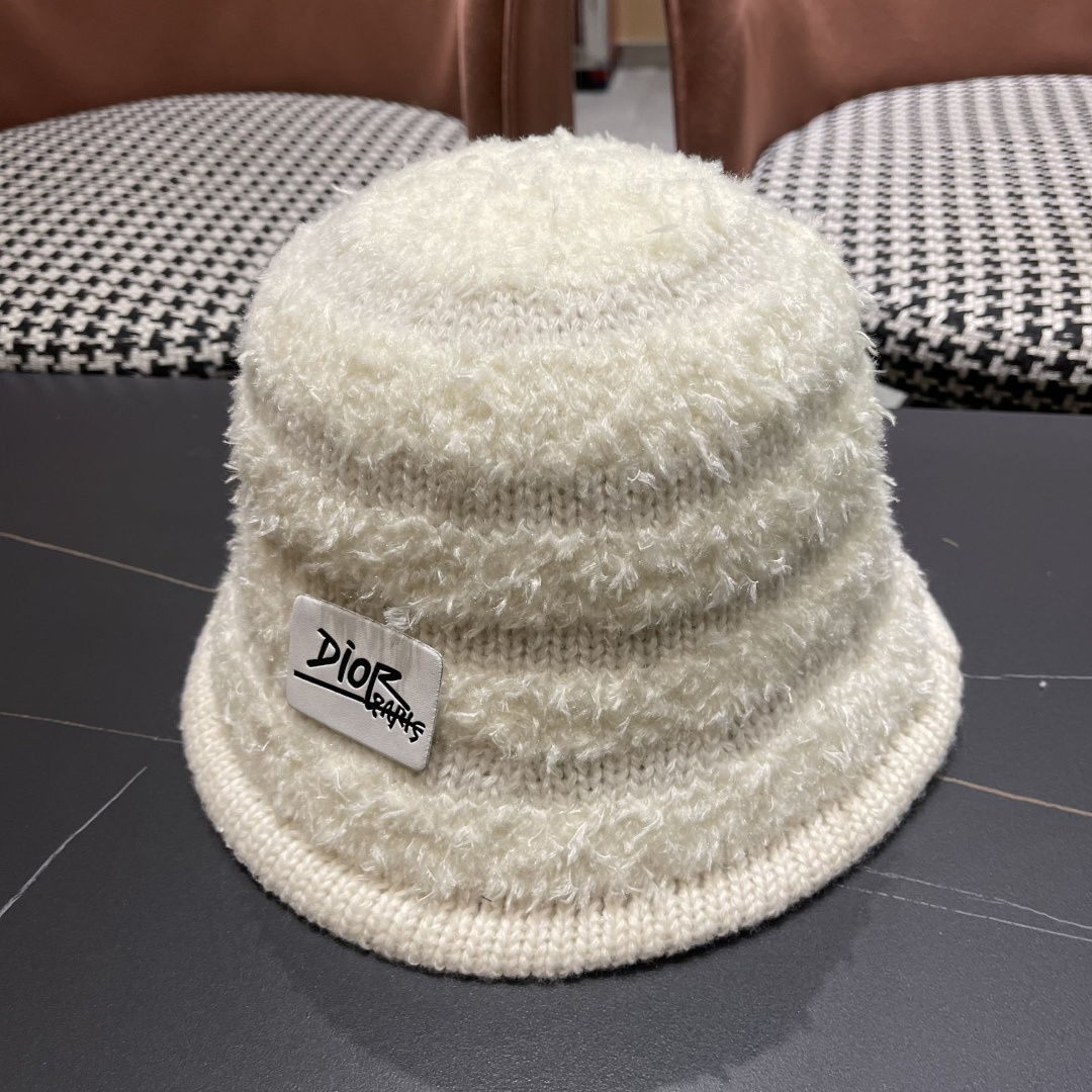  迪奥 冬季羊绒渔夫帽女秋冬户外出游帽子
新款保暖护耳针织帽显脸小