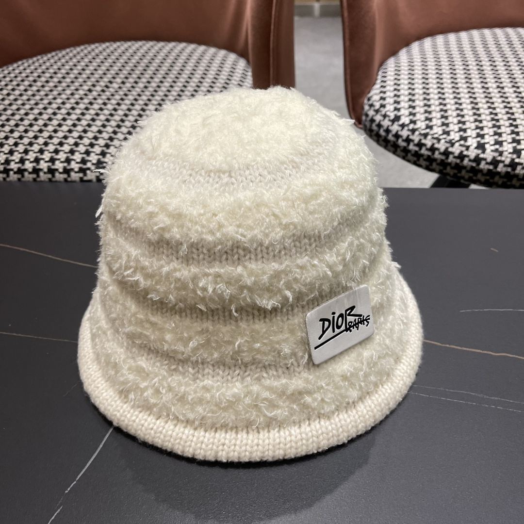  迪奥 冬季羊绒渔夫帽女秋冬户外出游帽子
新款保暖护耳针织帽显脸小