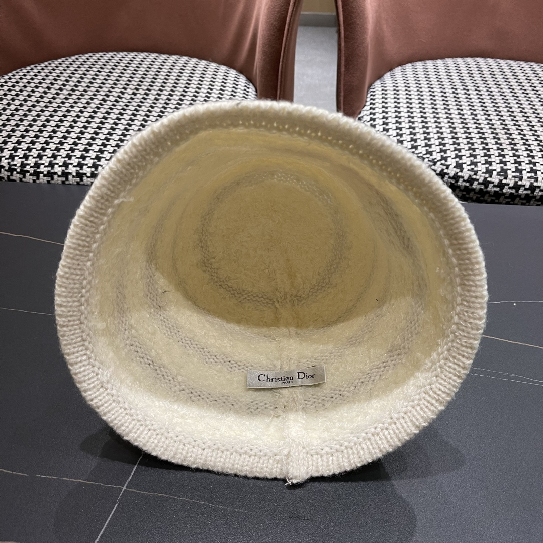  迪奥 冬季羊绒渔夫帽女秋冬户外出游帽子
新款保暖护耳针织帽显脸小