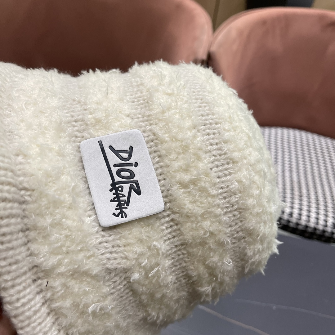  迪奥 冬季羊绒渔夫帽女秋冬户外出游帽子
新款保暖护耳针织帽显脸小