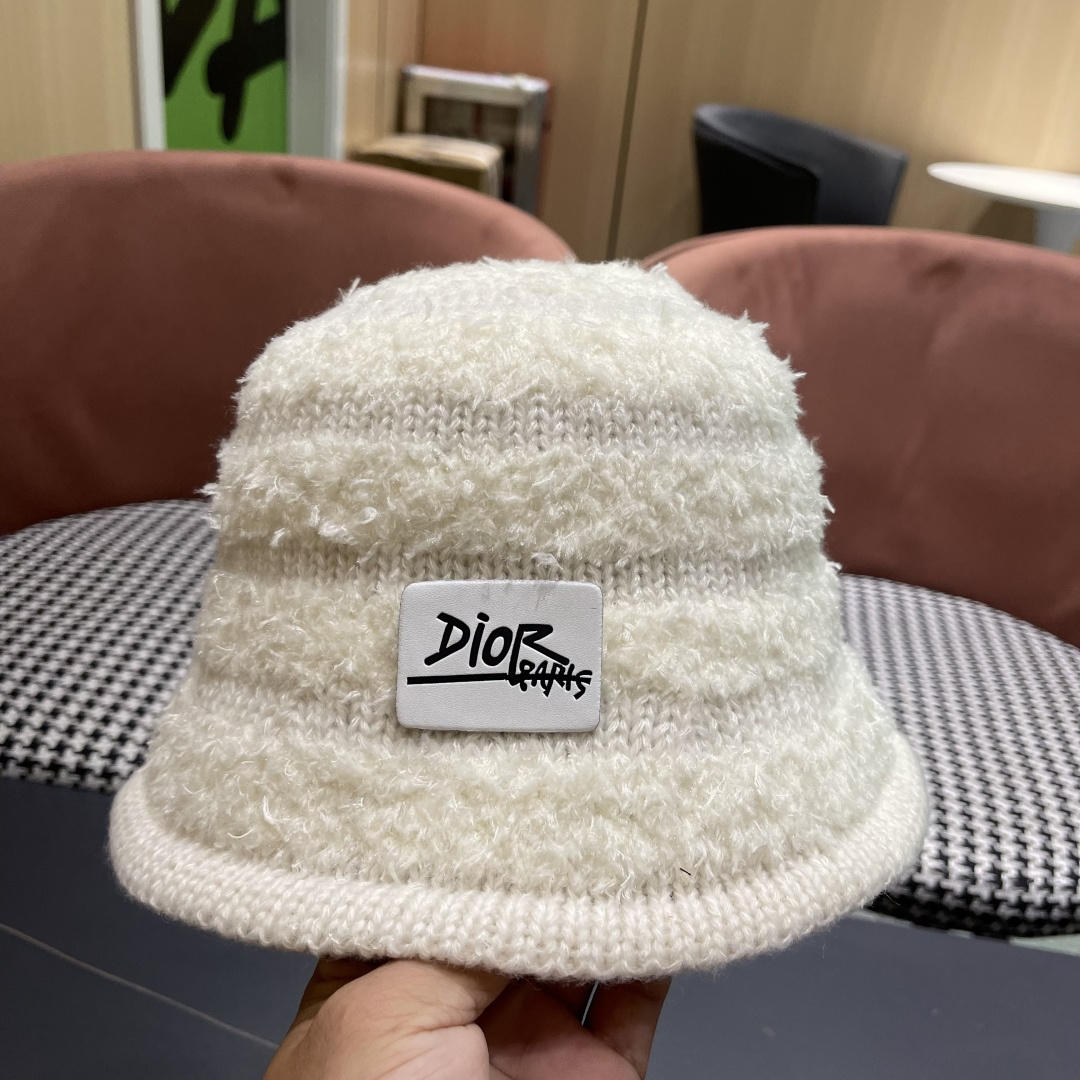  迪奥 冬季羊绒渔夫帽女秋冬户外出游帽子
新款保暖护耳针织帽显脸小