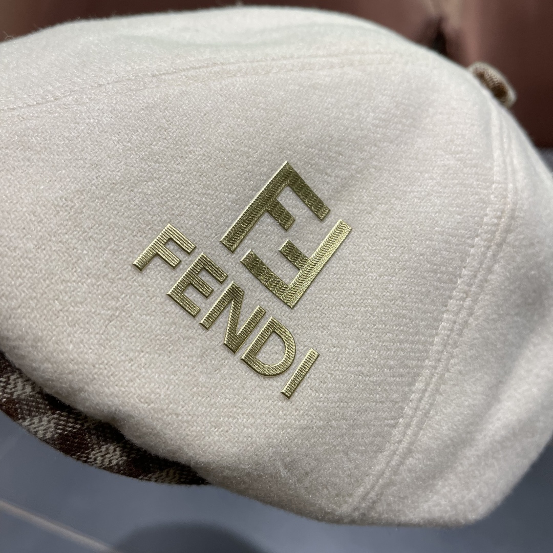  芬迪 拼色撞色格子毛呢显瘦前进帽子女秋冬百搭保暖
减龄呢子鸭舌帽网红