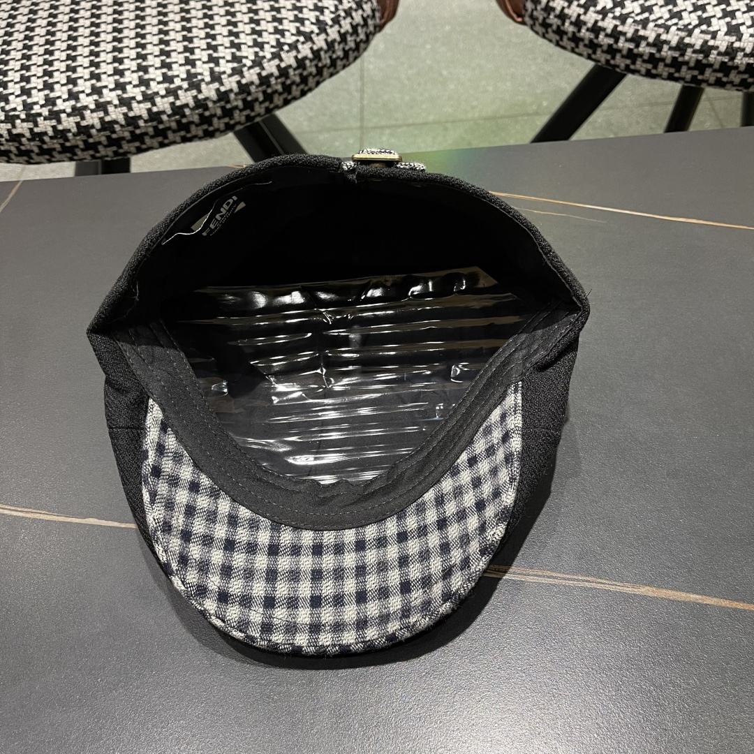  芬迪 拼色撞色格子毛呢显瘦前进帽子女秋冬百搭保暖
减龄呢子鸭舌帽网红