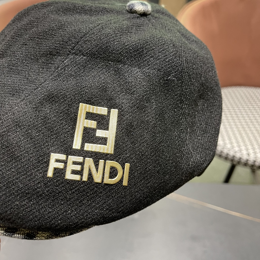  芬迪 拼色撞色格子毛呢显瘦前进帽子女秋冬百搭保暖
减龄呢子鸭舌帽网红