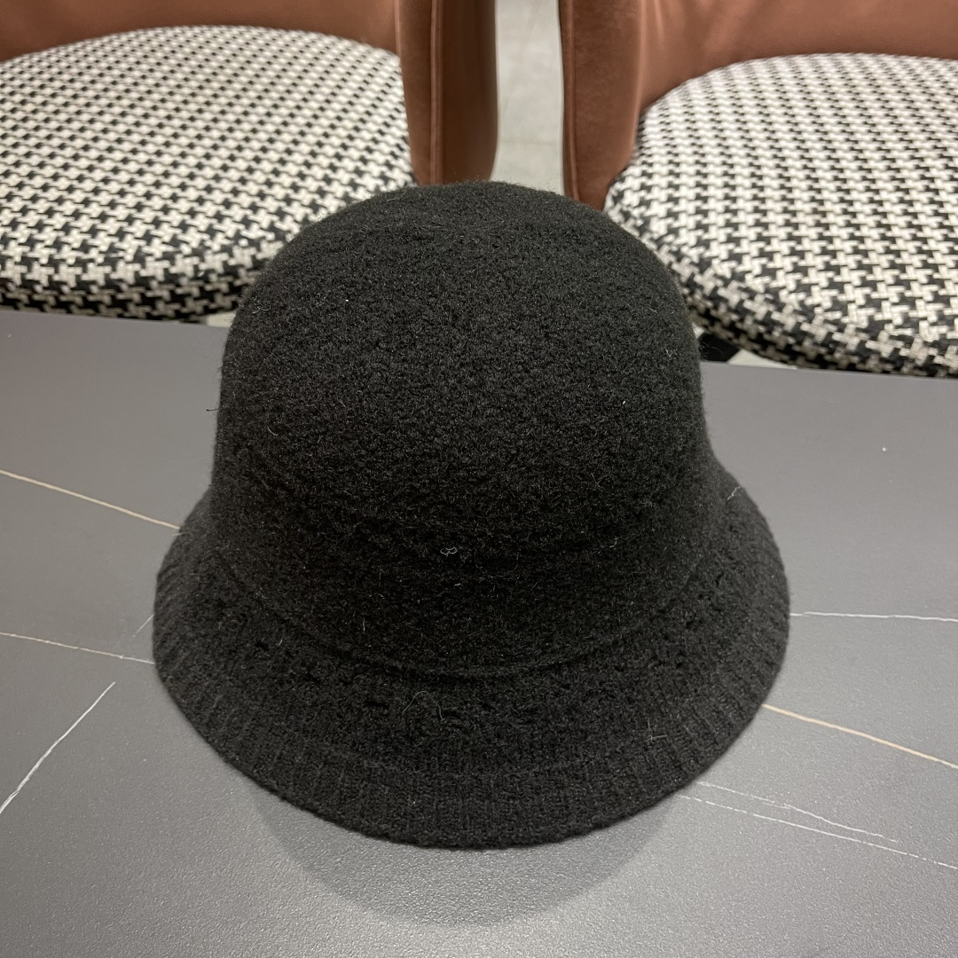 MONCLER蒙口🎩2025秋新款毛绒加厚秋冬渔夫帽超火爆💖质感很赞，冬天必备