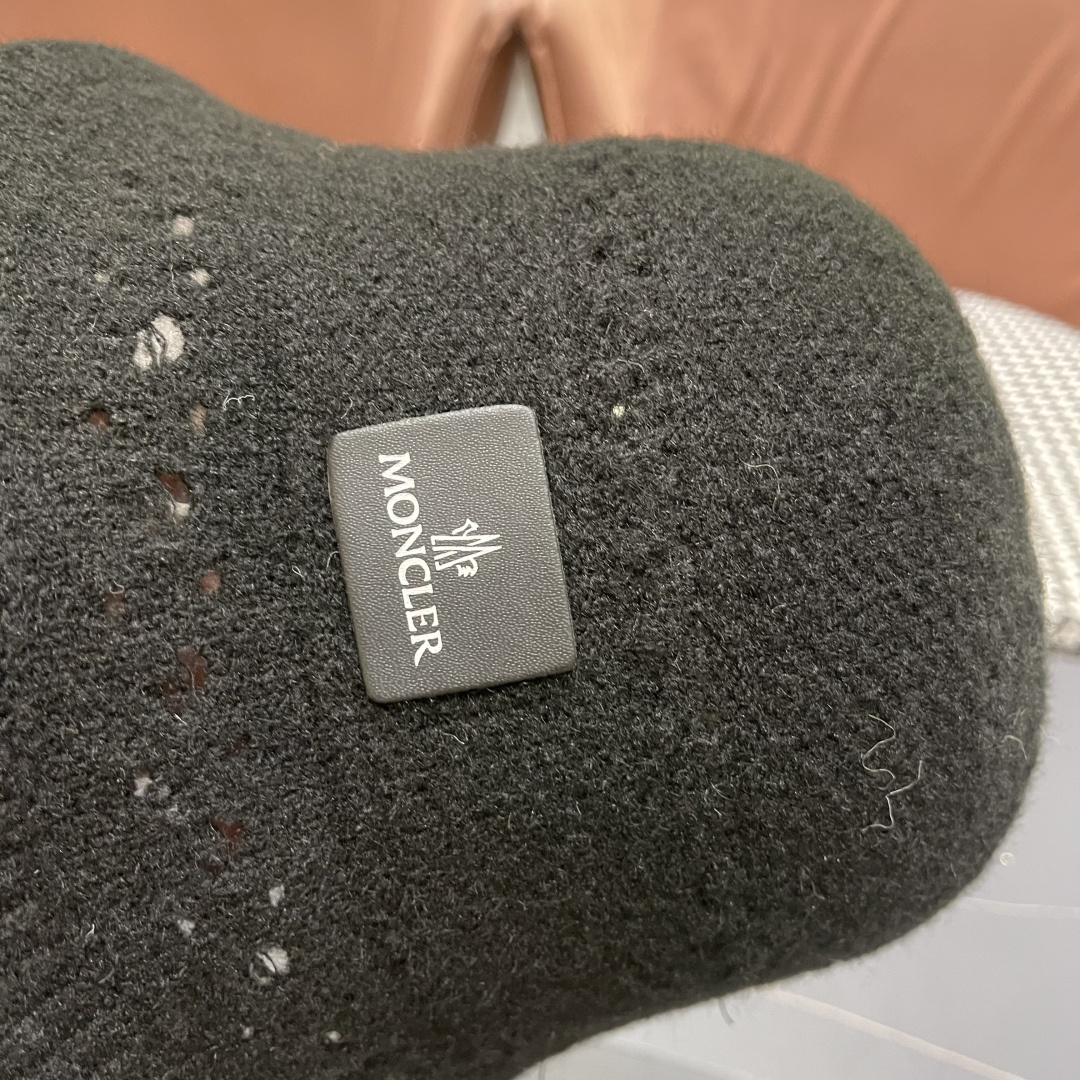 MONCLER蒙口🎩2025秋新款毛绒加厚秋冬渔夫帽超火爆💖质感很赞，冬天必备