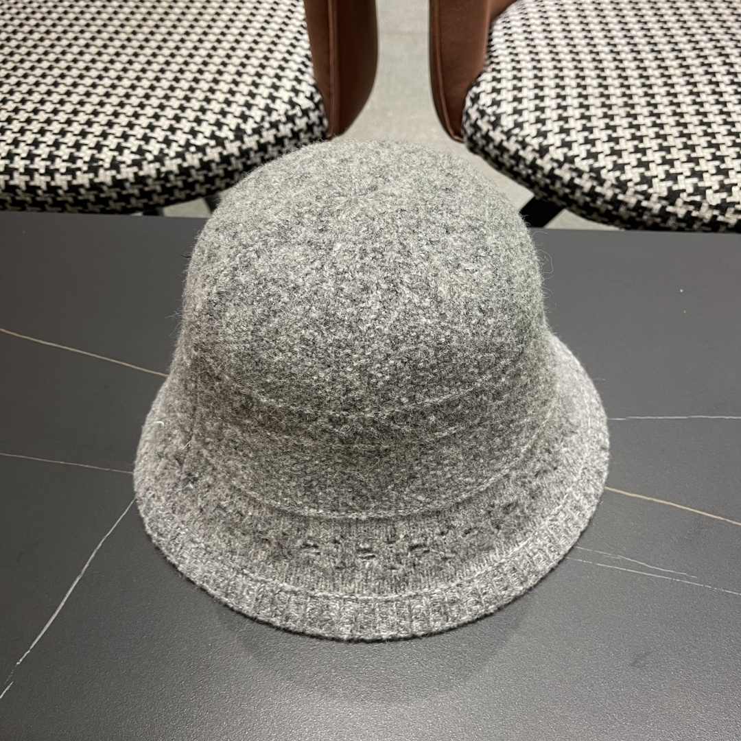 MONCLER蒙口🎩2025秋新款毛绒加厚秋冬渔夫帽超火爆💖质感很赞，冬天必备