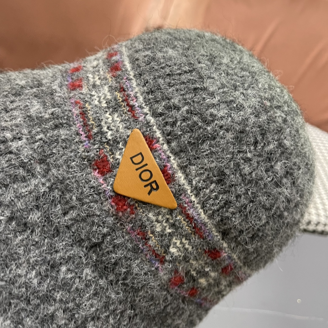  迪奥 秋冬新款花纹日系毛线帽针织帽女保暖帽子护耳
简约显脸小冷帽