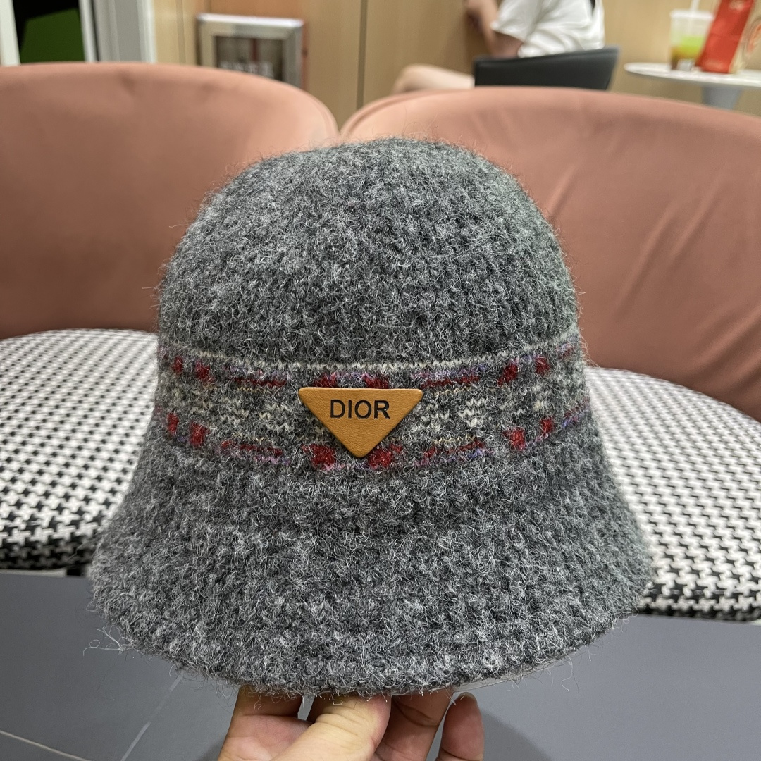  迪奥 秋冬新款花纹日系毛线帽针织帽女保暖帽子护耳
简约显脸小冷帽