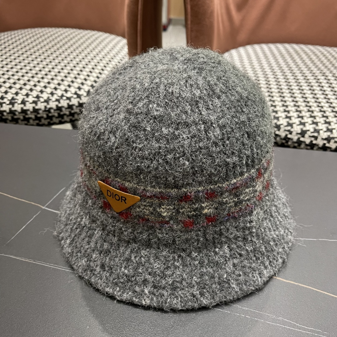  迪奥 秋冬新款花纹日系毛线帽针织帽女保暖帽子护耳
简约显脸小冷帽