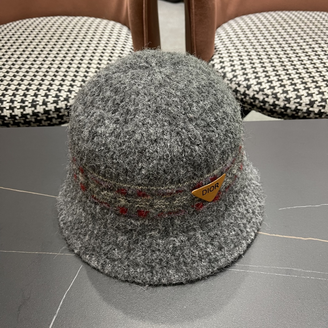  迪奥 秋冬新款花纹日系毛线帽针织帽女保暖帽子护耳
简约显脸小冷帽