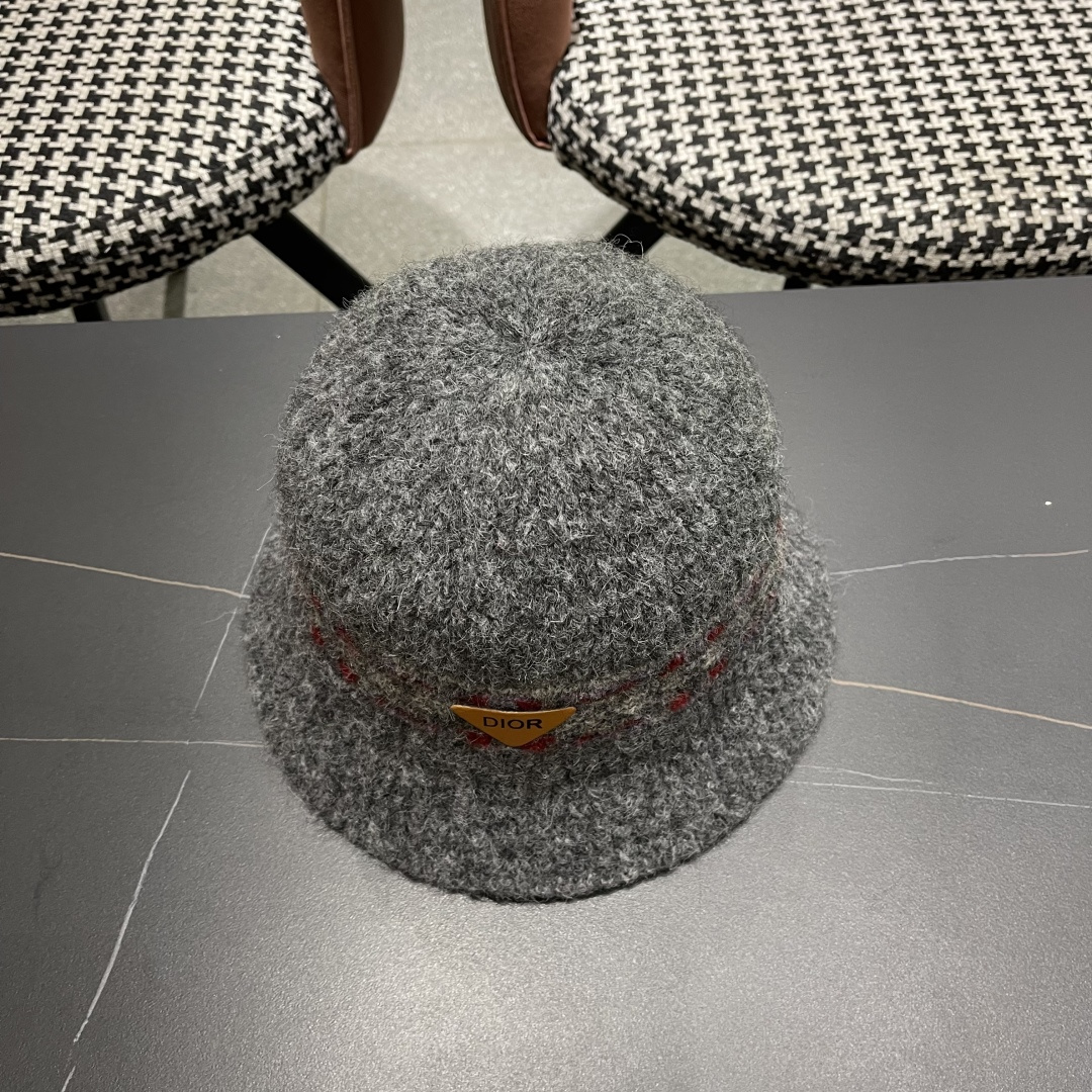  迪奥 秋冬新款花纹日系毛线帽针织帽女保暖帽子护耳
简约显脸小冷帽