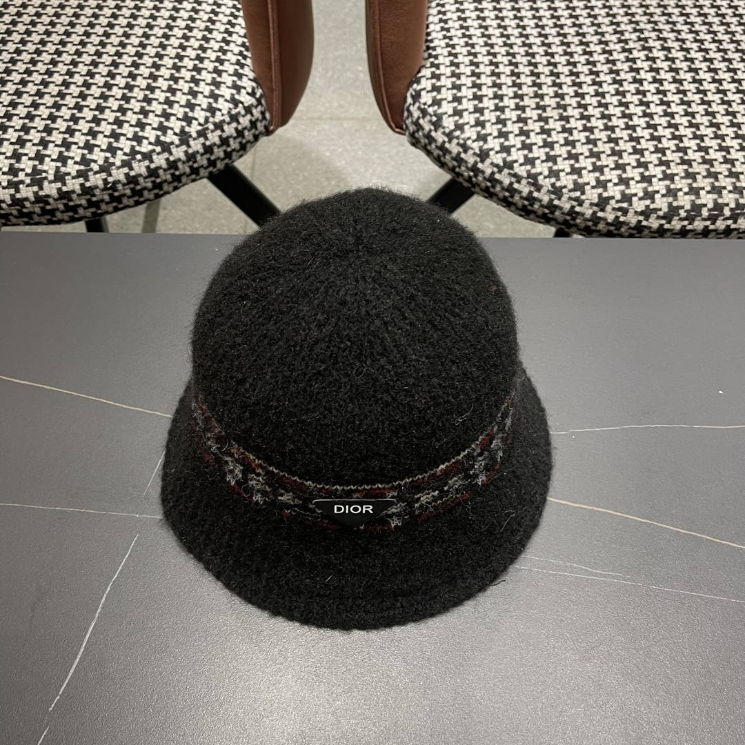  迪奥 秋冬新款花纹日系毛线帽针织帽女保暖帽子护耳
简约显脸小冷帽