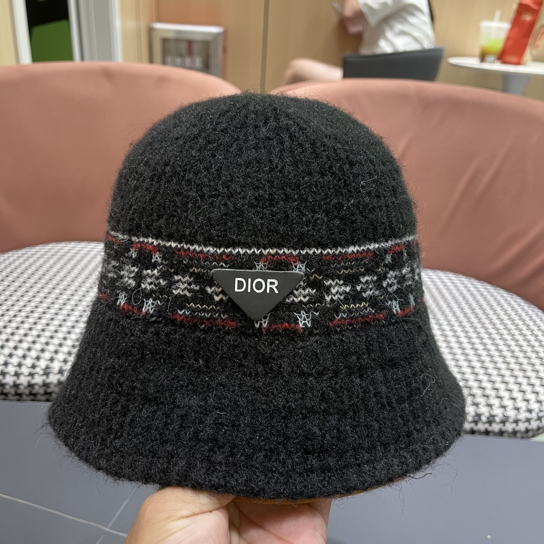  迪奥 秋冬新款花纹日系毛线帽针织帽女保暖帽子护耳
简约显脸小冷帽