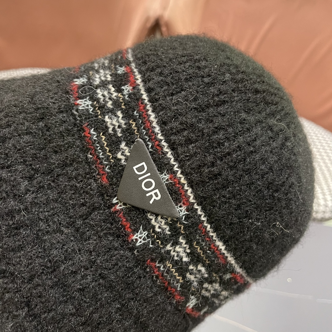  迪奥 秋冬新款花纹日系毛线帽针织帽女保暖帽子护耳
简约显脸小冷帽