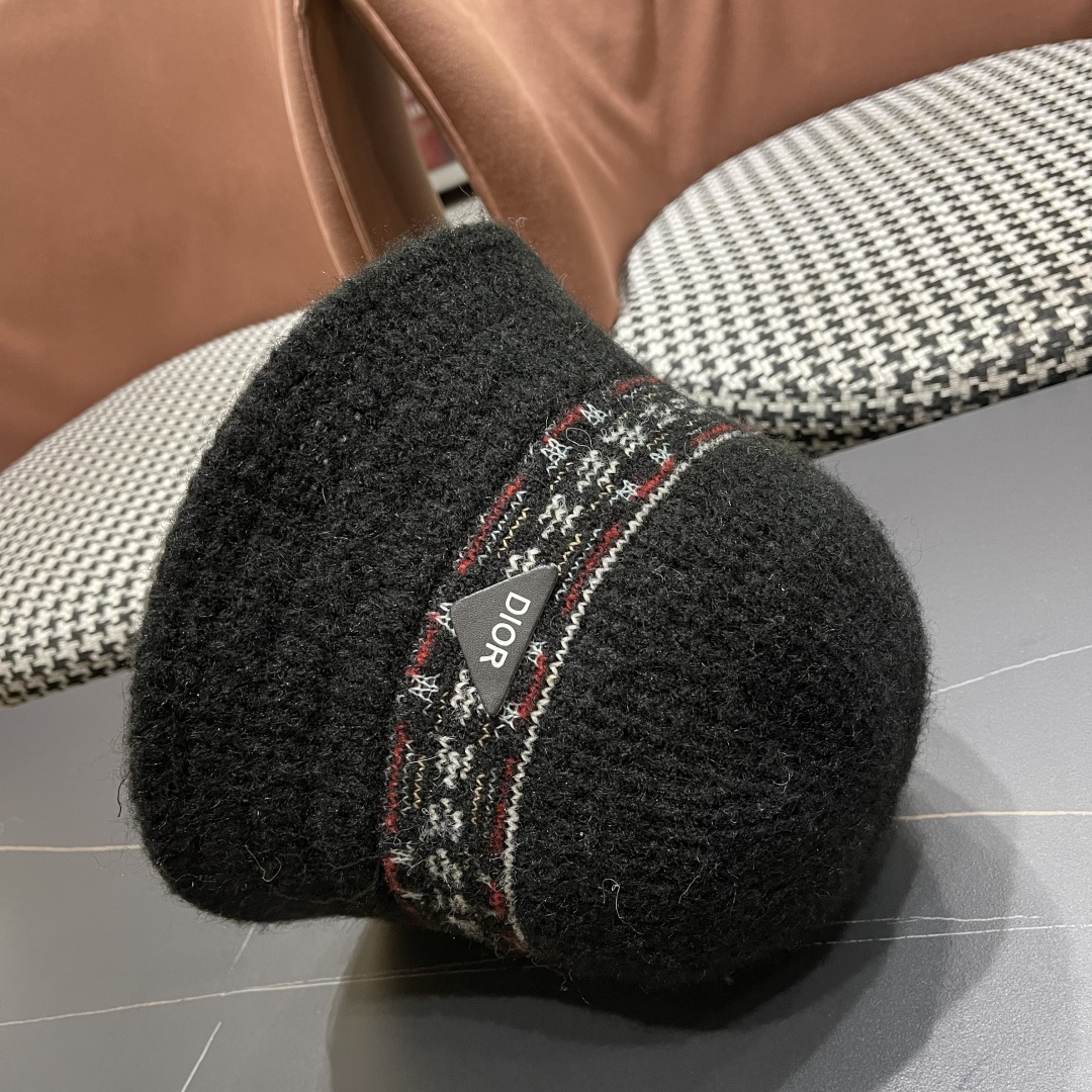  迪奥 秋冬新款花纹日系毛线帽针织帽女保暖帽子护耳
简约显脸小冷帽