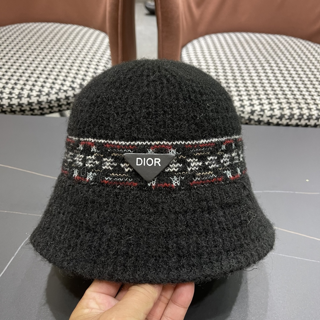  迪奥 秋冬新款花纹日系毛线帽针织帽女保暖帽子护耳
简约显脸小冷帽