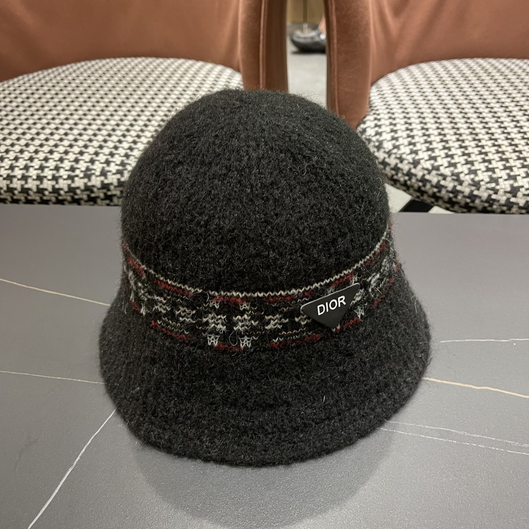  迪奥 秋冬新款花纹日系毛线帽针织帽女保暖帽子护耳
简约显脸小冷帽