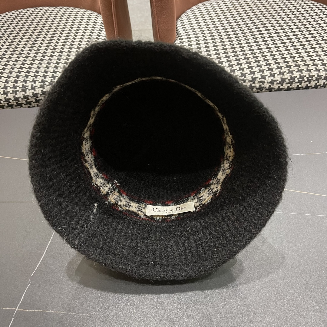  迪奥 秋冬新款花纹日系毛线帽针织帽女保暖帽子护耳
简约显脸小冷帽