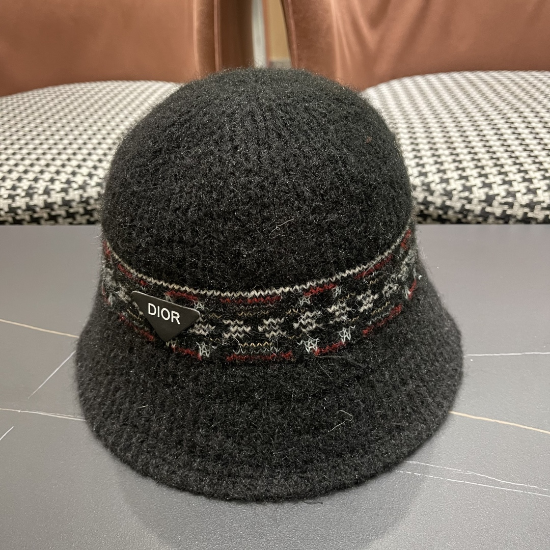  迪奥 秋冬新款花纹日系毛线帽针织帽女保暖帽子护耳
简约显脸小冷帽