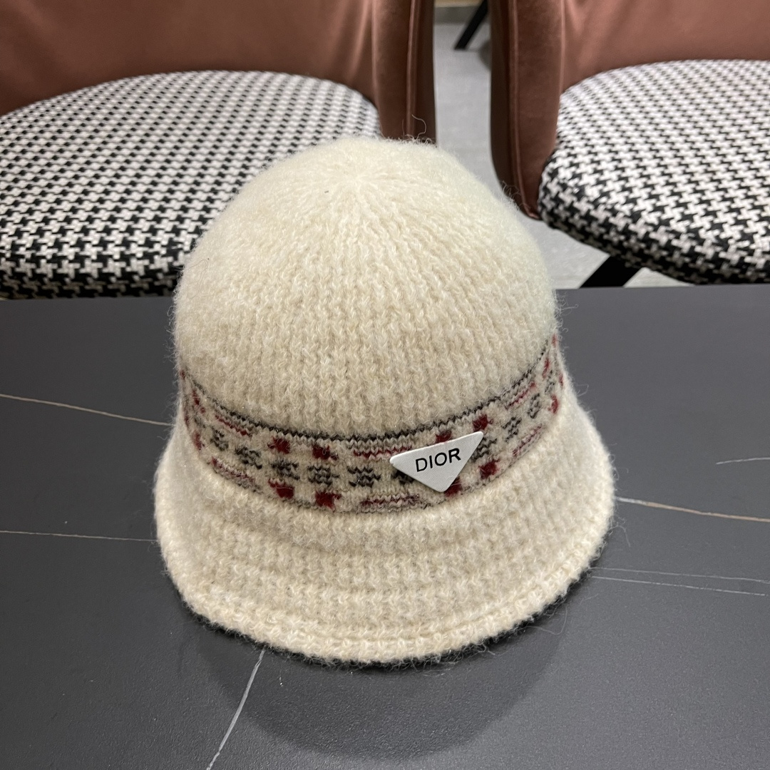  迪奥 秋冬新款花纹日系毛线帽针织帽女保暖帽子护耳
简约显脸小冷帽