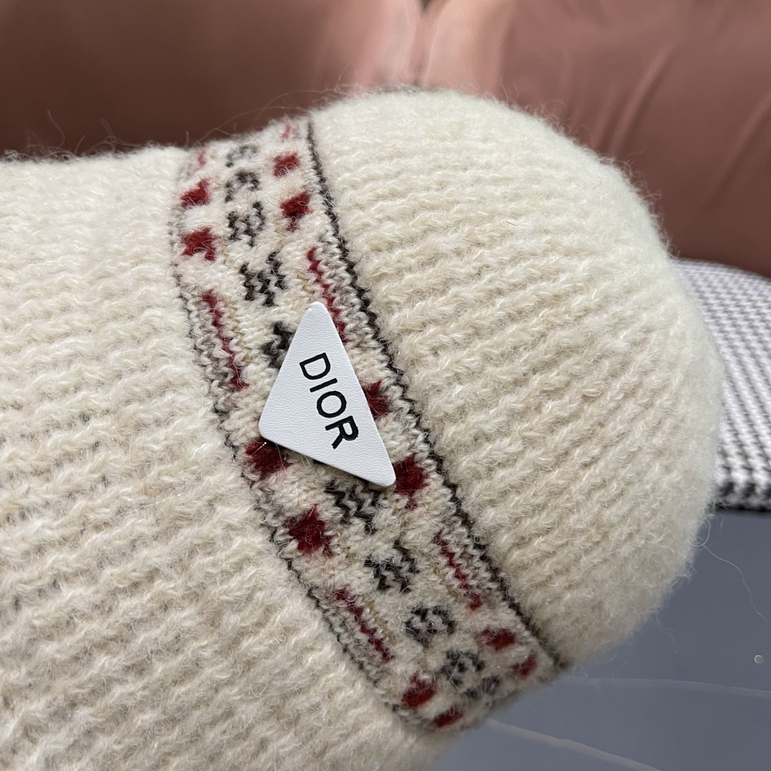  迪奥 秋冬新款花纹日系毛线帽针织帽女保暖帽子护耳
简约显脸小冷帽