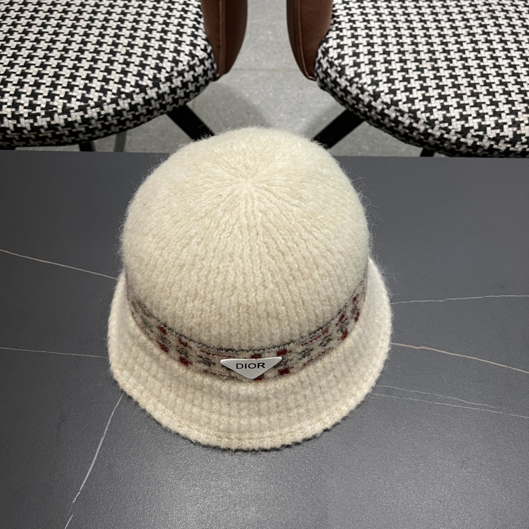  迪奥 秋冬新款花纹日系毛线帽针织帽女保暖帽子护耳
简约显脸小冷帽