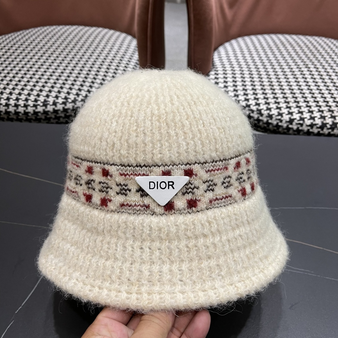  迪奥 秋冬新款花纹日系毛线帽针织帽女保暖帽子护耳
简约显脸小冷帽