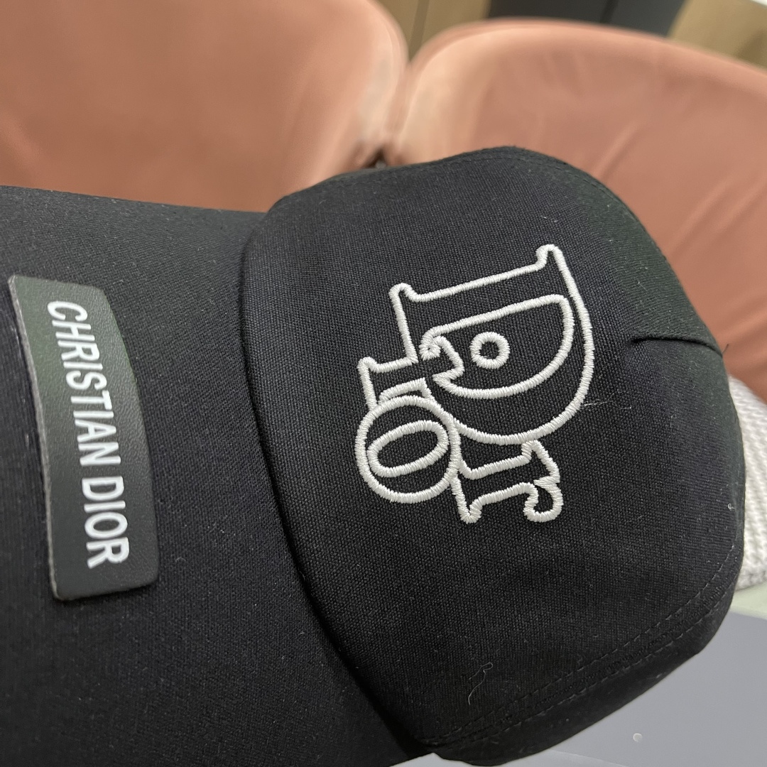  Dior(迪奥)新款原单刺绣棒球帽， 专柜热门新款，11开模订制，原版帆布料纯棉内里，轻盈透气！质量超