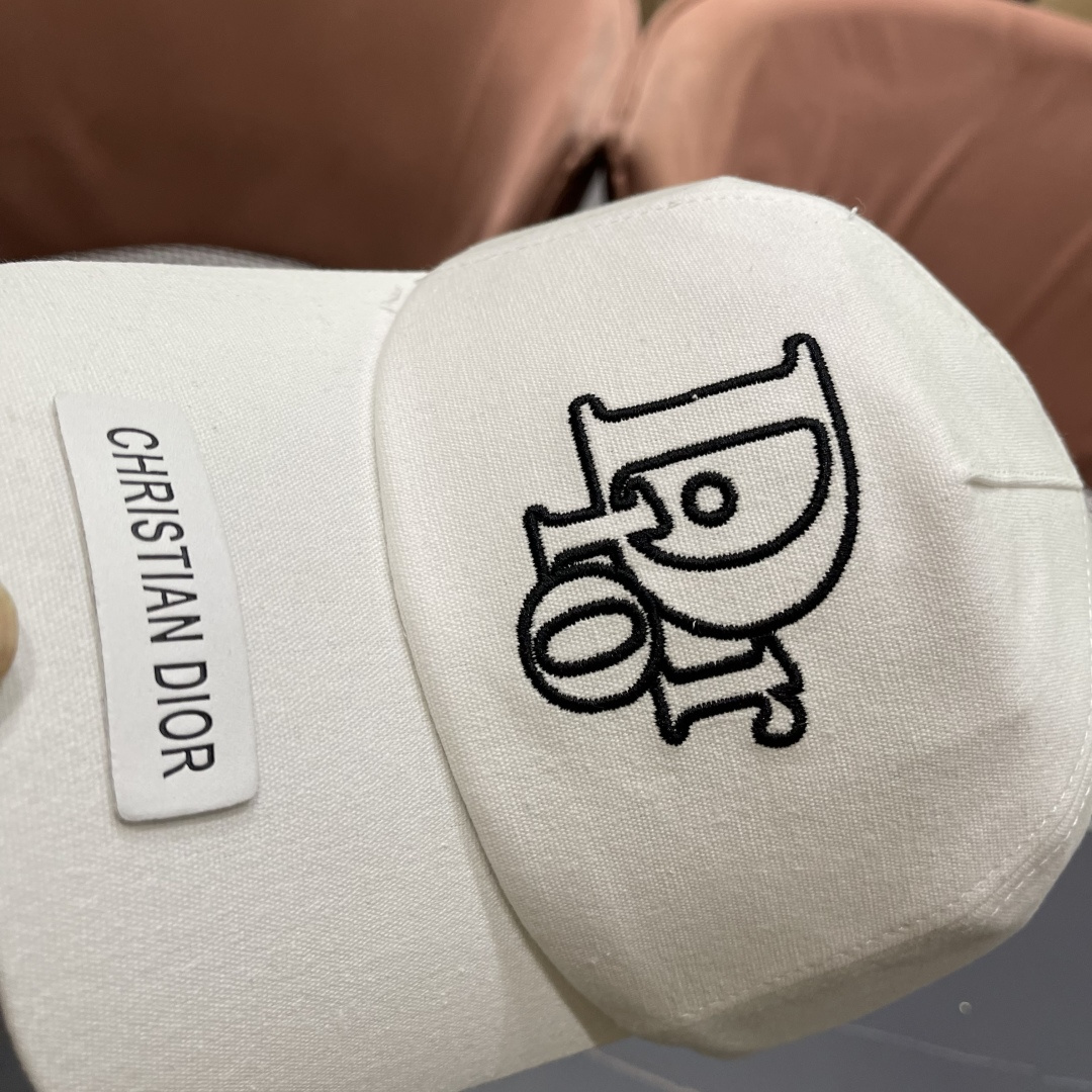  Dior(迪奥)新款原单刺绣棒球帽， 专柜热门新款，11开模订制，原版帆布料纯棉内里，轻盈透气！质量超