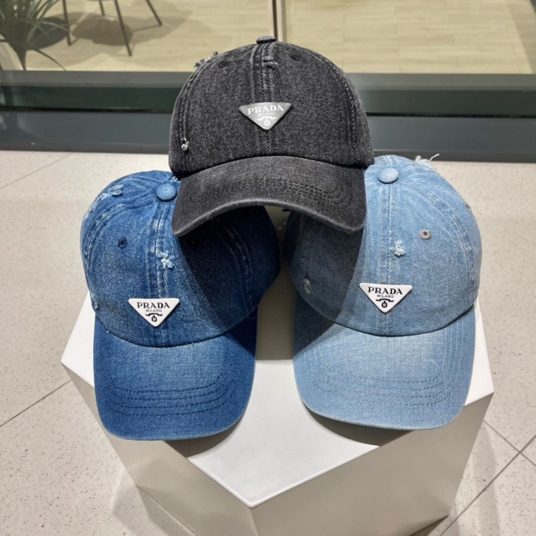  Pr@da 普拉达新款🔥棒球帽
小破边的设计感超好看！！！
版型绝绝子，不挑人的棒球帽✌🏻️