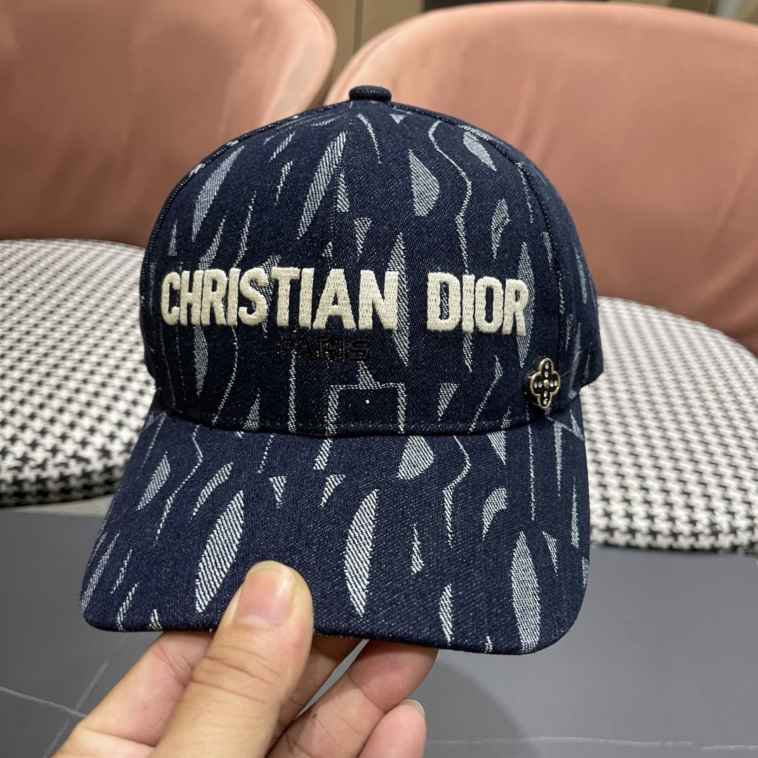迪奥Dior👒 新款刺绣棒球帽🧢，防晒指数超高，特别显脸小，有型不软塌，可随意折叠，携带方便🤗