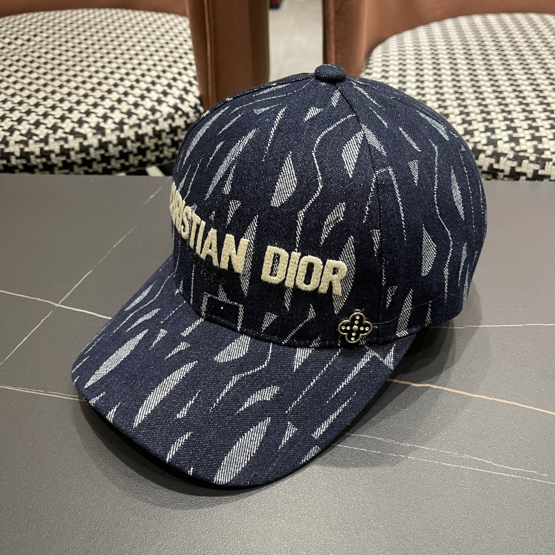 迪奥Dior👒 新款刺绣棒球帽🧢，防晒指数超高，特别显脸小，有型不软塌，可随意折叠，携带方便🤗