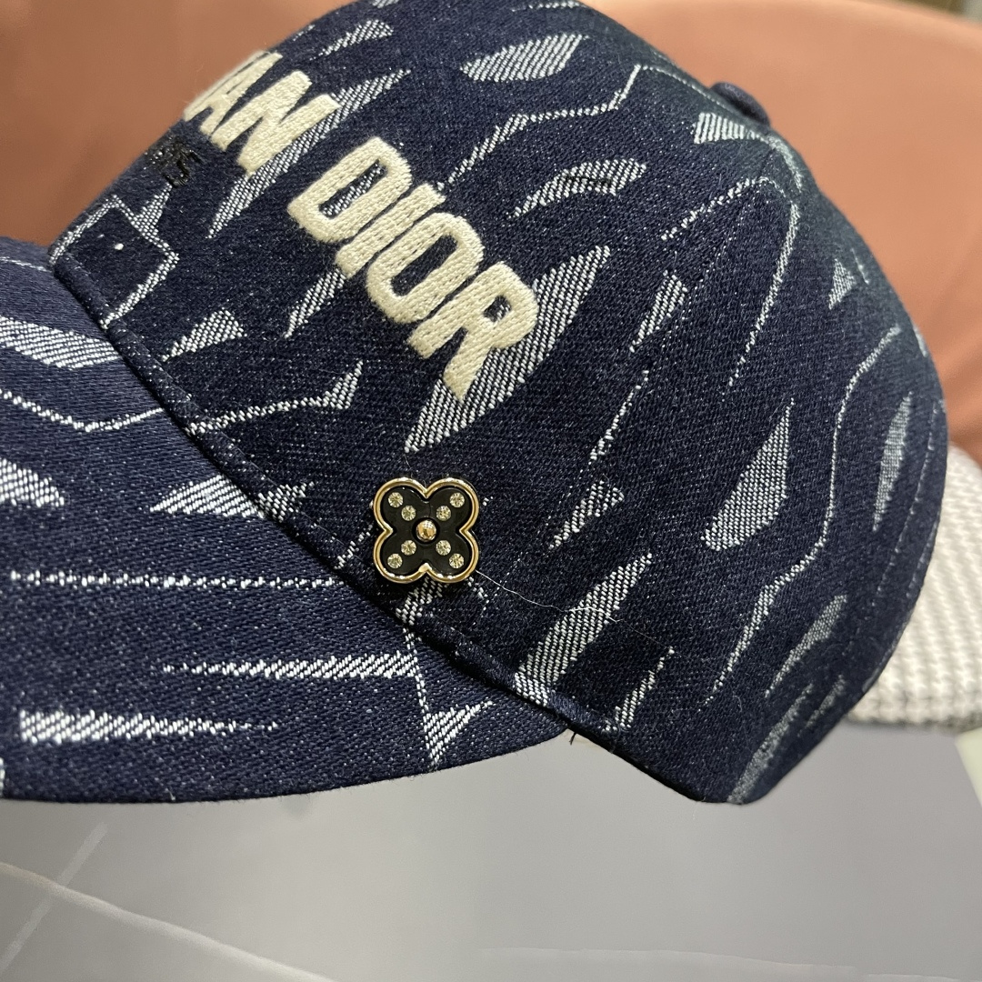 迪奥Dior👒 新款刺绣棒球帽🧢，防晒指数超高，特别显脸小，有型不软塌，可随意折叠，携带方便🤗