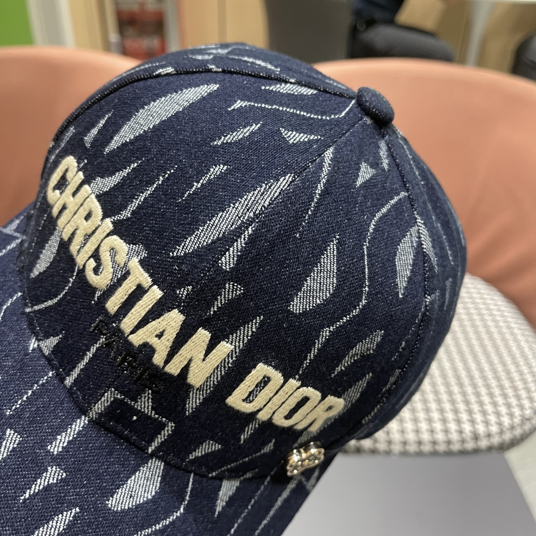 迪奥Dior👒 新款刺绣棒球帽🧢，防晒指数超高，特别显脸小，有型不软塌，可随意折叠，携带方便🤗