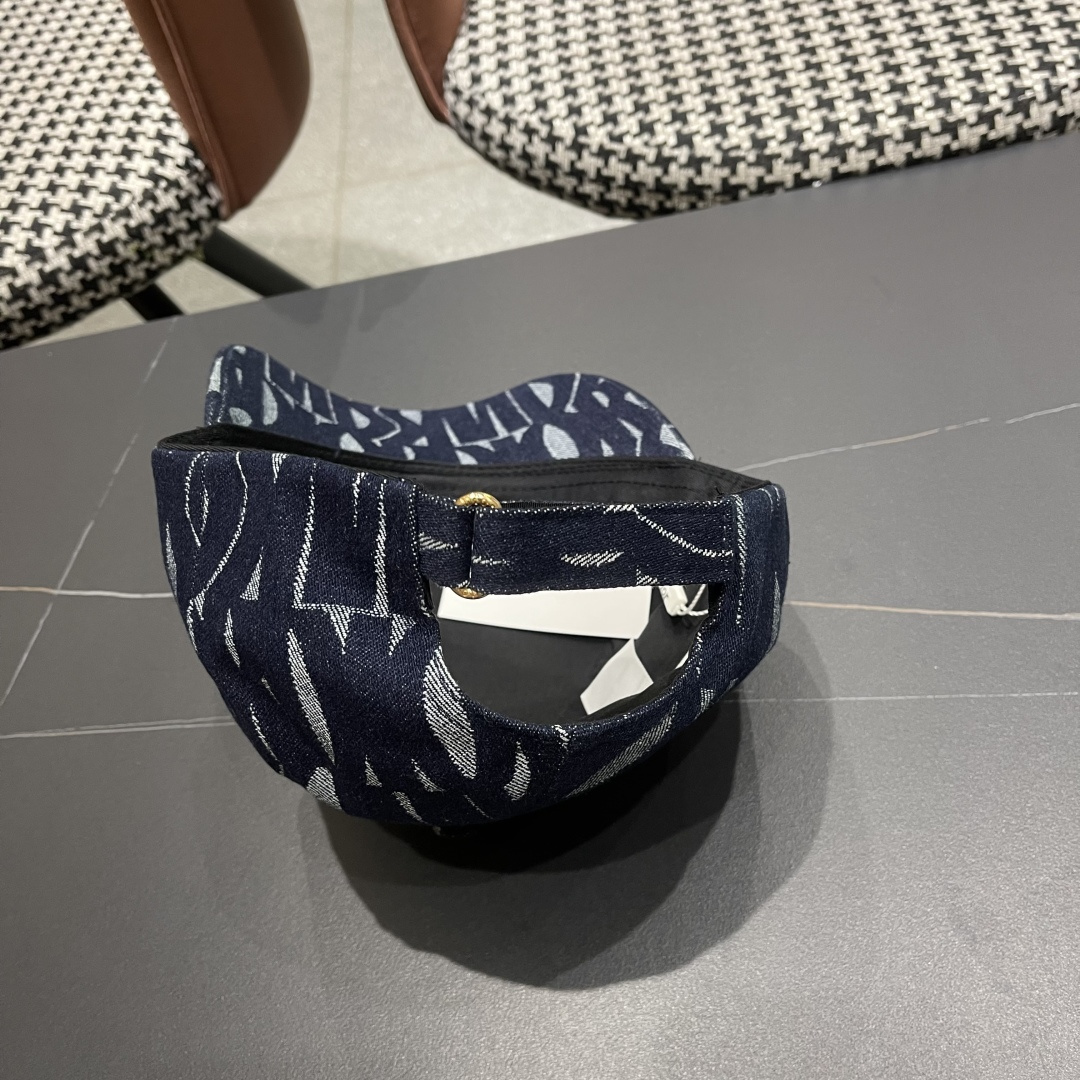 迪奥Dior👒 新款刺绣棒球帽🧢，防晒指数超高，特别显脸小，有型不软塌，可随意折叠，携带方便🤗