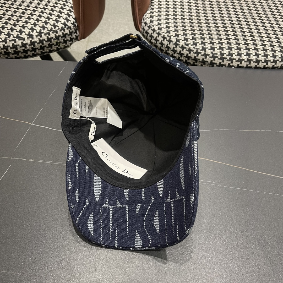 迪奥Dior👒 新款刺绣棒球帽🧢，防晒指数超高，特别显脸小，有型不软塌，可随意折叠，携带方便🤗