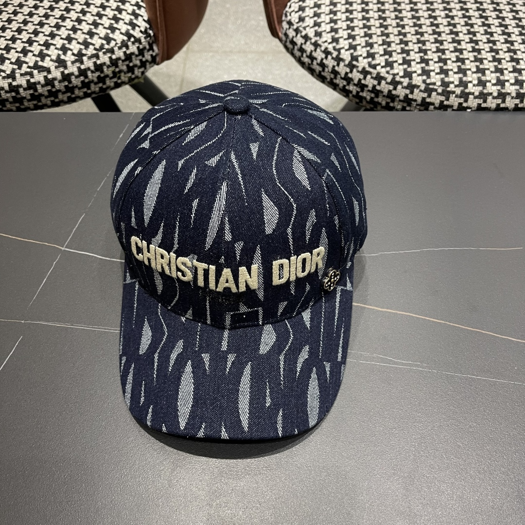迪奥Dior👒 新款刺绣棒球帽🧢，防晒指数超高，特别显脸小，有型不软塌，可随意折叠，携带方便🤗