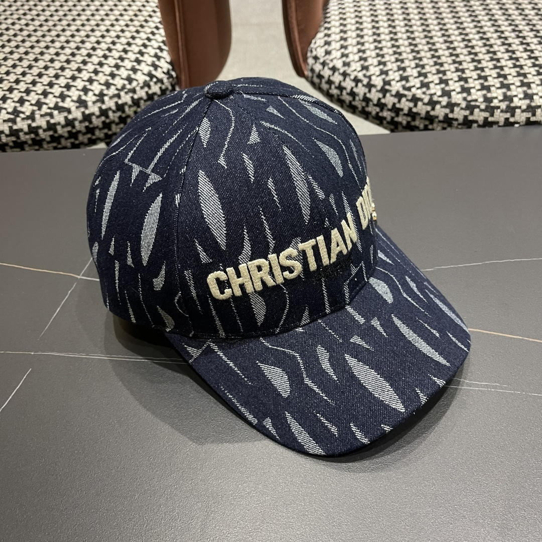 迪奥Dior👒 新款刺绣棒球帽🧢，防晒指数超高，特别显脸小，有型不软塌，可随意折叠，携带方便🤗
