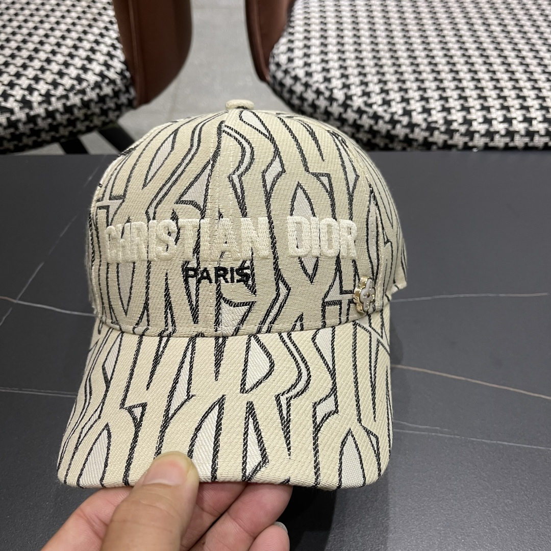 迪奥Dior👒 新款刺绣棒球帽🧢，防晒指数超高，特别显脸小，有型不软塌，可随意折叠，携带方便🤗