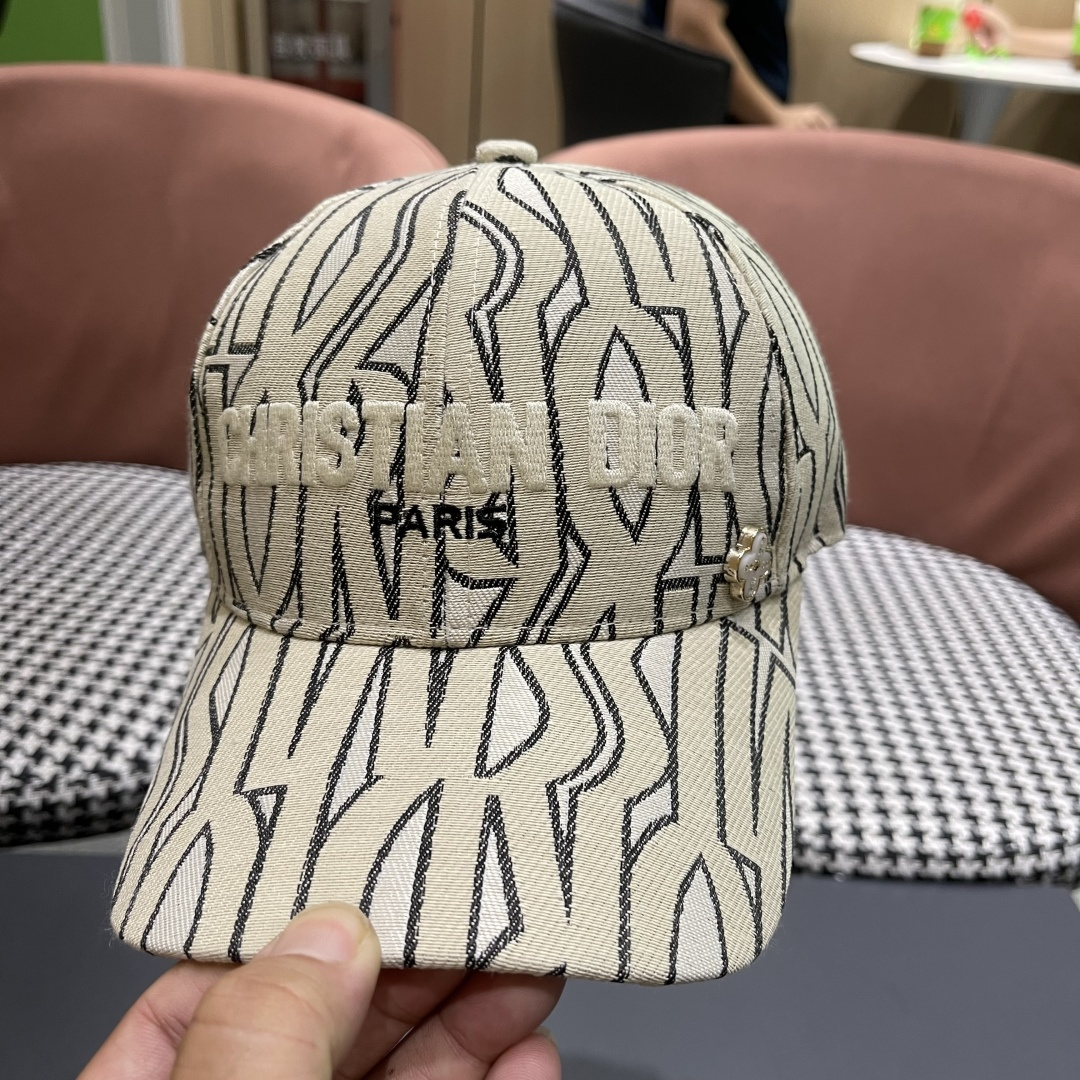 迪奥Dior👒 新款刺绣棒球帽🧢，防晒指数超高，特别显脸小，有型不软塌，可随意折叠，携带方便🤗