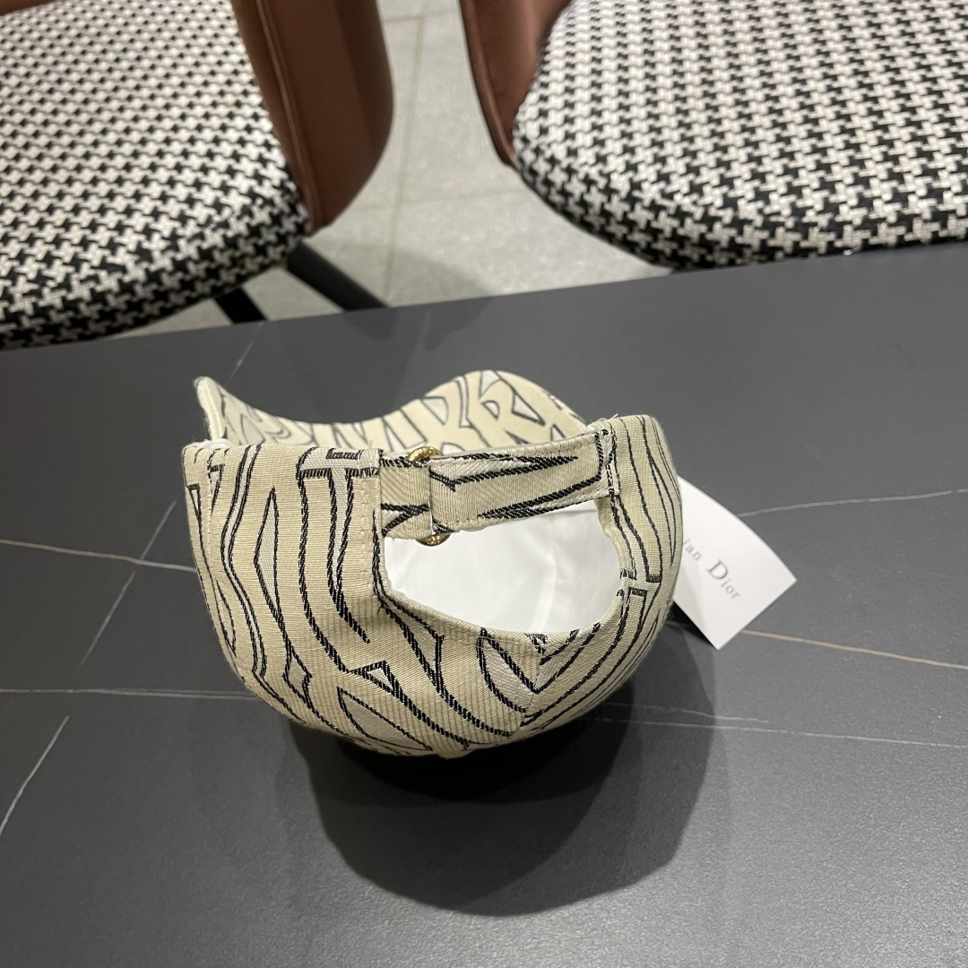 迪奥Dior👒 新款刺绣棒球帽🧢，防晒指数超高，特别显脸小，有型不软塌，可随意折叠，携带方便🤗