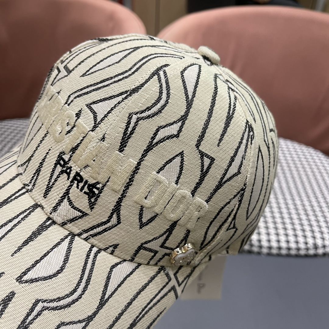 迪奥Dior👒 新款刺绣棒球帽🧢，防晒指数超高，特别显脸小，有型不软塌，可随意折叠，携带方便🤗