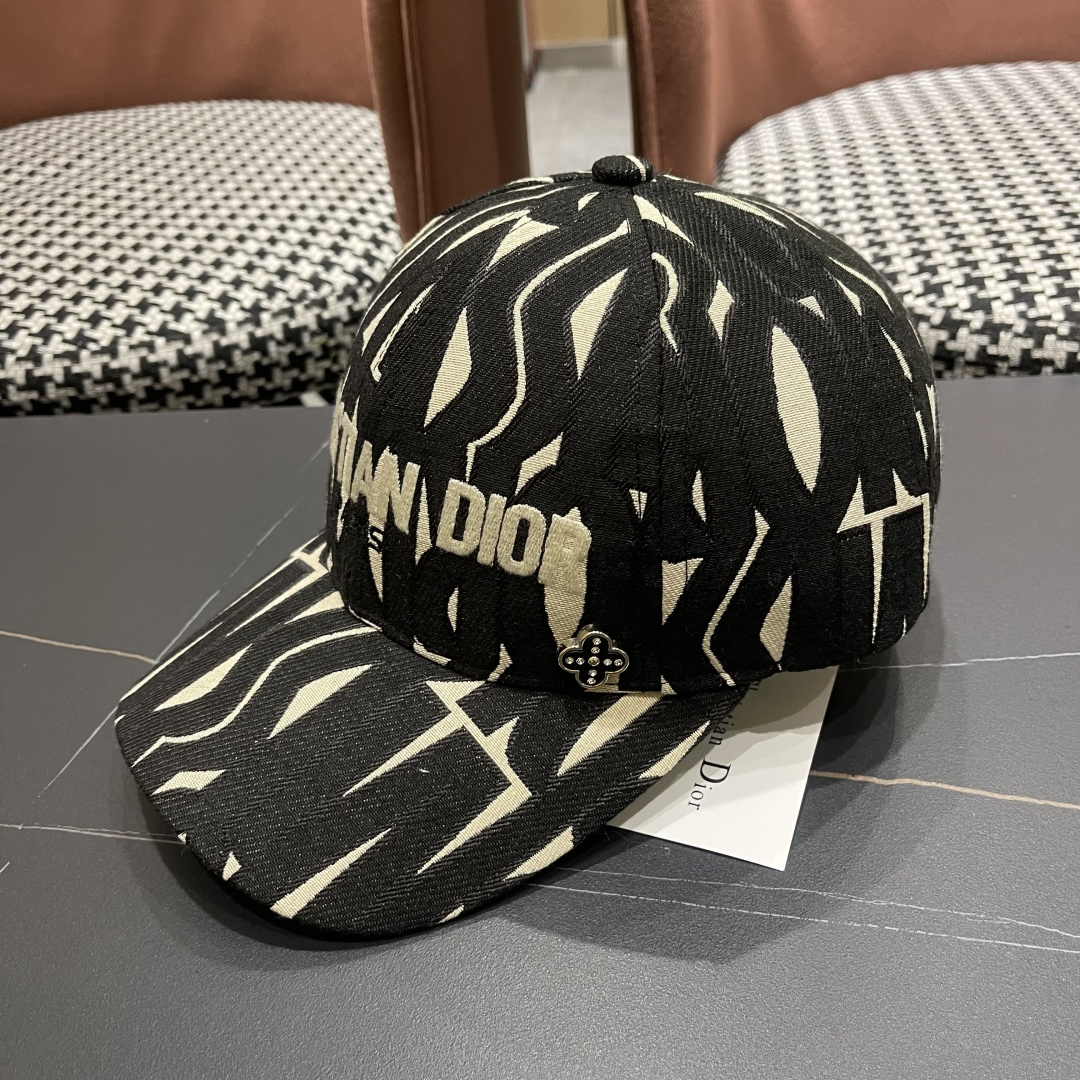 迪奥Dior👒 新款刺绣棒球帽🧢，防晒指数超高，特别显脸小，有型不软塌，可随意折叠，携带方便🤗